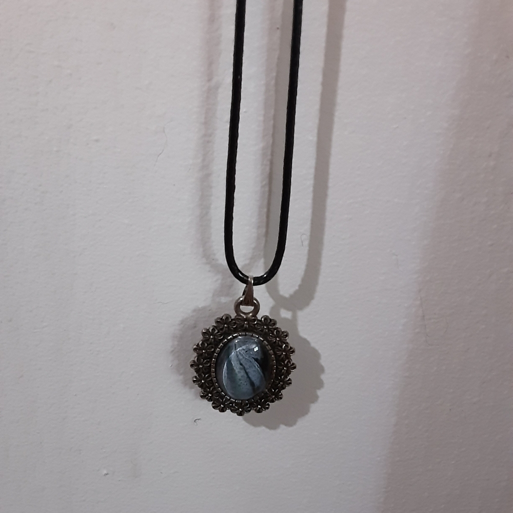 Vintage Style Black and Gray Pendant Necklace